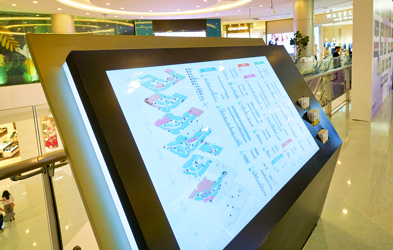 Wayfinding digital screen in shopping centre